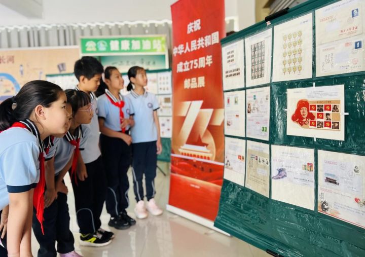 威海市北竹島小學(xué)舉行“方寸伴我行，祖國(guó)在心中”紅色主題郵展